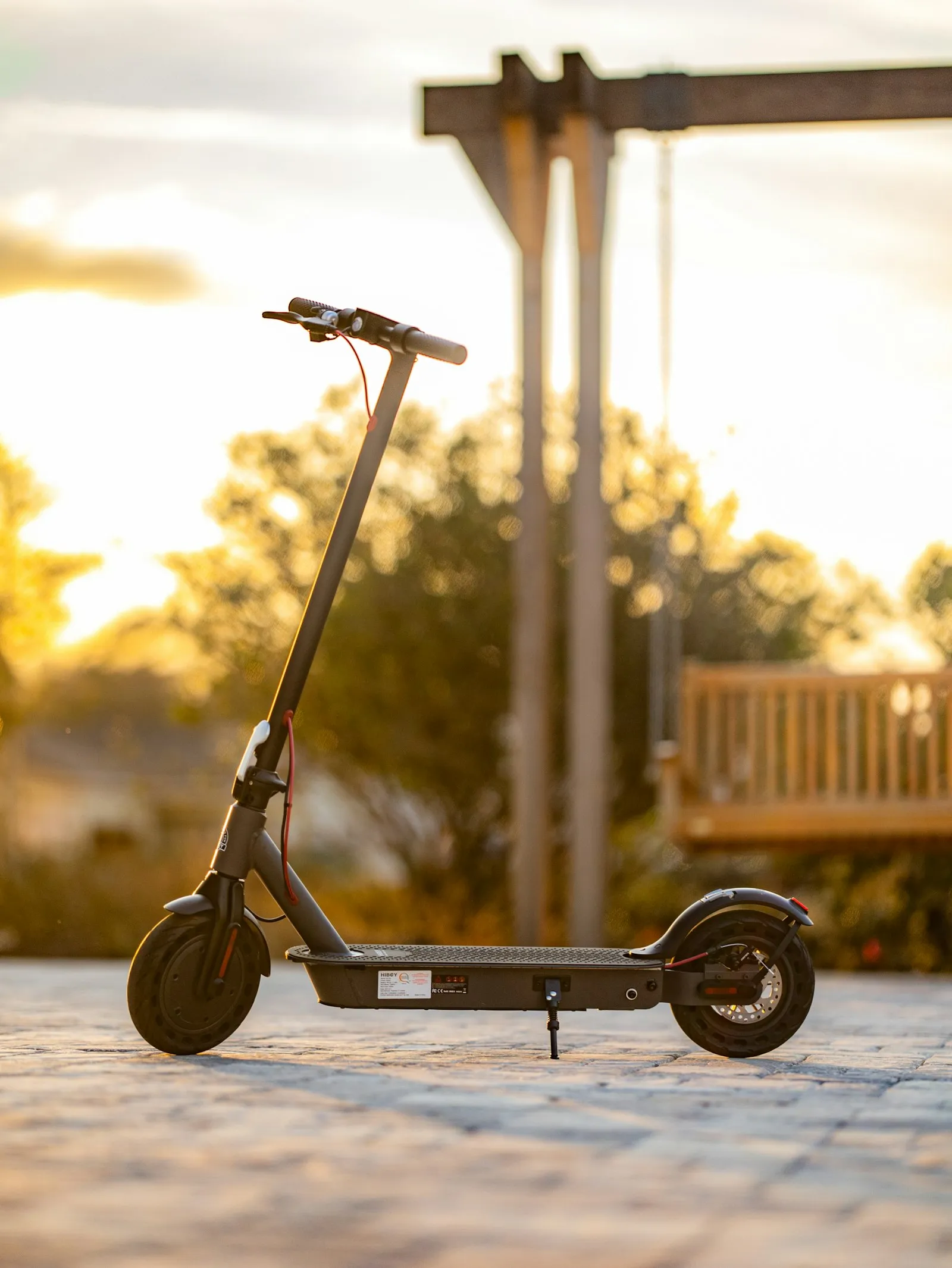 Un monopattino elettrico parcheggiato al tramonto